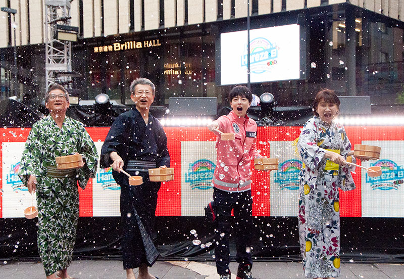 打ち水を行う高杉真宙さん