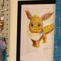 子どものためにクレヨンで描いたイーブイ　妻が気に入りまさかの額装
