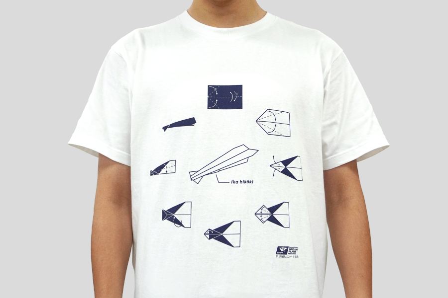 紙ヒコーキ設計図がTシャツに　世界記録保持者の案をデザイン