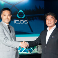 握手するクリエイティブマン・小池さんとフィリップ モリス ジャパン 高橋さん