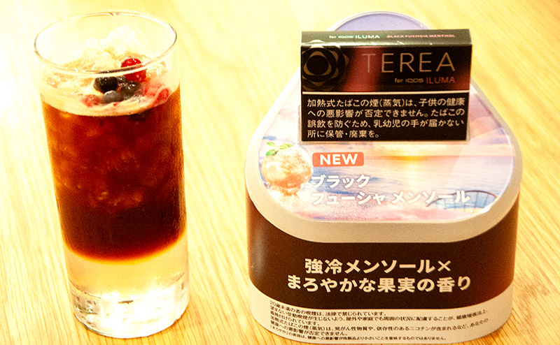 「テリア ブラック フューシャ メンソール」を表現したマリアージュドリンク「フルーティーブリーズコーヒー」