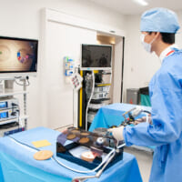 高校生が模擬手術室で機器操作に挑戦　J＆Jイベントを取材、医療の未来探る