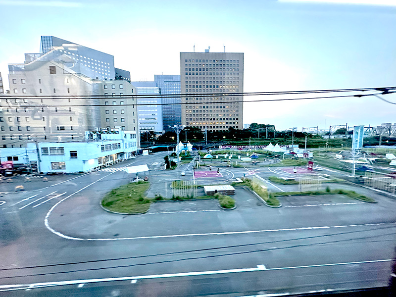 京急川崎駅から徒歩4分ほど、多摩川の河川敷に面した場所にある「Kawasaki Spark（カワサキ・スパーク）」