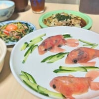 生ハムで作った「鯉サラダ」が可愛すぎ　付き合いたてのラブラブ料理に10万いいね