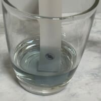 細長い紙に目のような模様が