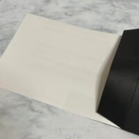 黒い封筒の中には2枚の紙が