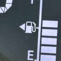 車に潜む「モイランの矢」って知ってる？ 給油口の位置を示す小さな矢印