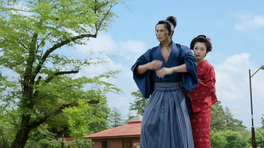 市原隼人と井上咲楽、まさかの銅像役に挑戦 「ほけんの窓口」新CM公開