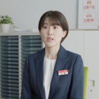 驚く店員