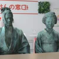 銅像に戻る2人