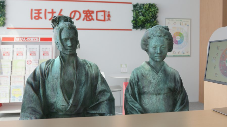 銅像に戻る2人