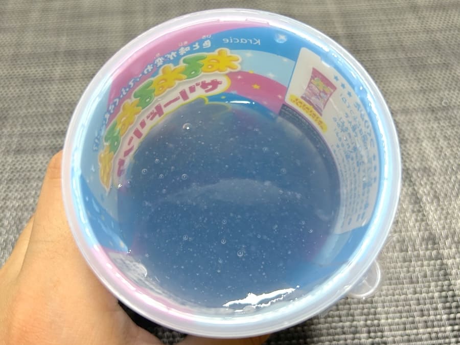 色は暗めのブルー