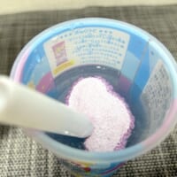 「ねるねるのもと」を投入