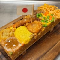 お子さまランチがまさかの押し寿司に　夢いっぱいの見た目にワクワク