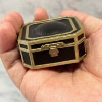 蓋の留め具もしっかり造形されています