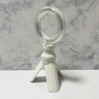 三脚が付属しているため机上に自立可能