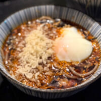 卓上の揚げ玉を入れても味変が楽しい