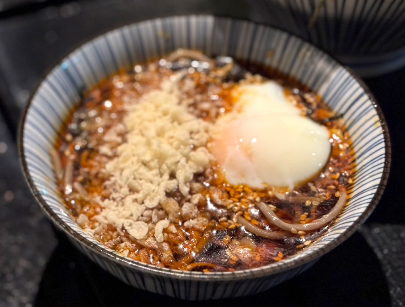 卓上の揚げ玉を入れても味変が楽しい