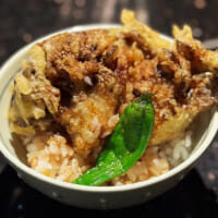 こぶし大の舞茸天が豪快に乗った「黒舞茸の小天丼」