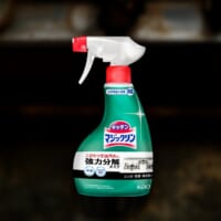 作中には「マジックリン」や「クイックル」といった実在の商品が登場