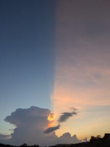 昼と夜が同居する空　三重県で出現した神秘の光景