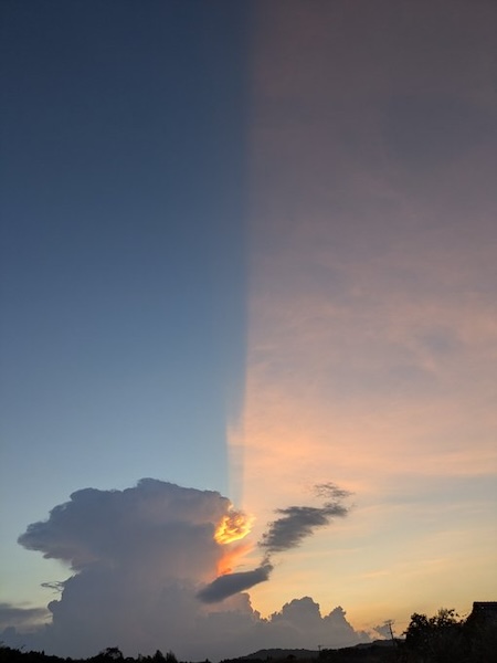 昼と夜が同居する空　三重県で出現した神秘の光景
