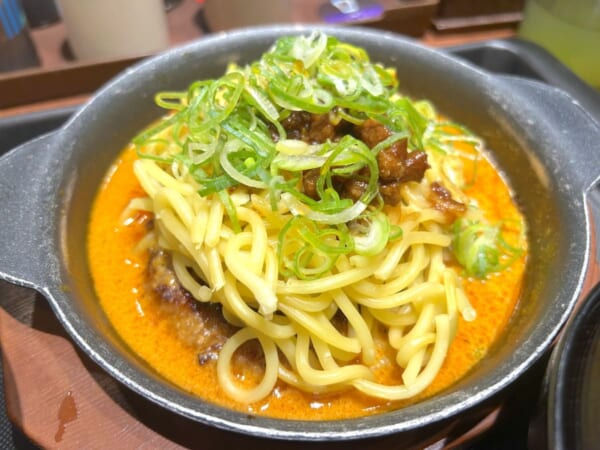 松屋「担々麺ハンバーグ」を実食　記憶が混乱するレベルに美味しい……！