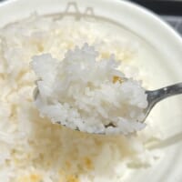 ライスを口に運んで“完成”