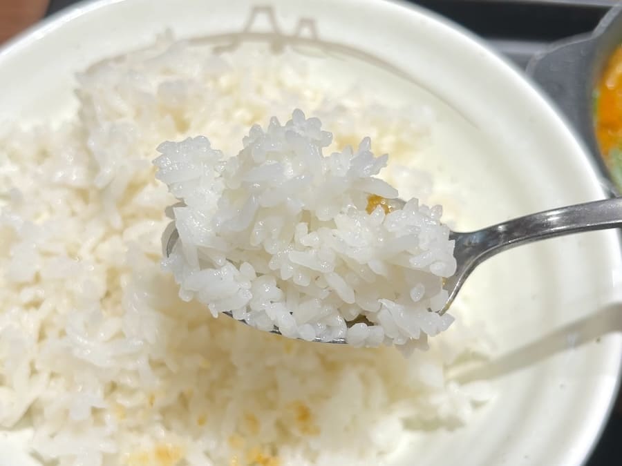 ライスを口に運んで“完成”