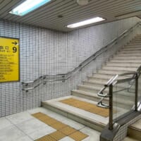 地上へ向かう階段