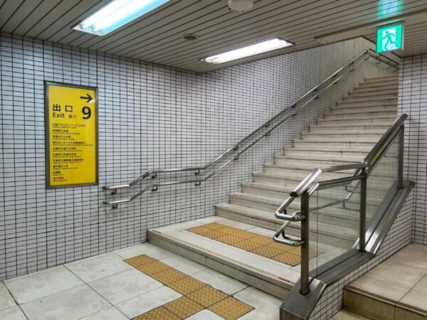 地上へ向かう階段