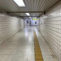 9番出口方向へ向かう通路