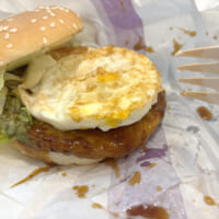 照り焼きパティの上にたまごをON