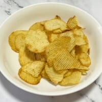 香りや見た目は一般的なポテトチップスと変わらない印象