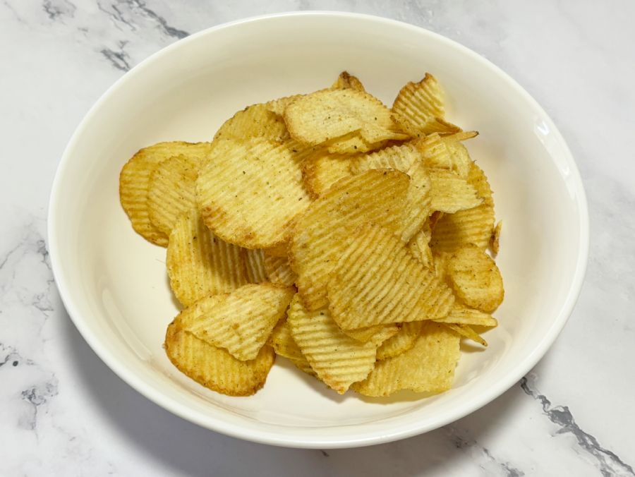 香りや見た目は一般的なポテトチップスと変わらない印象