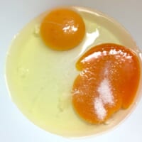 ボウルに卵と塩、味の素を投入