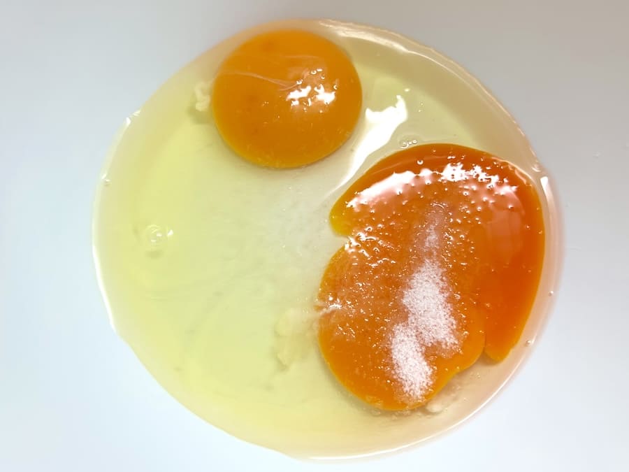 ボウルに卵と塩、味の素を投入