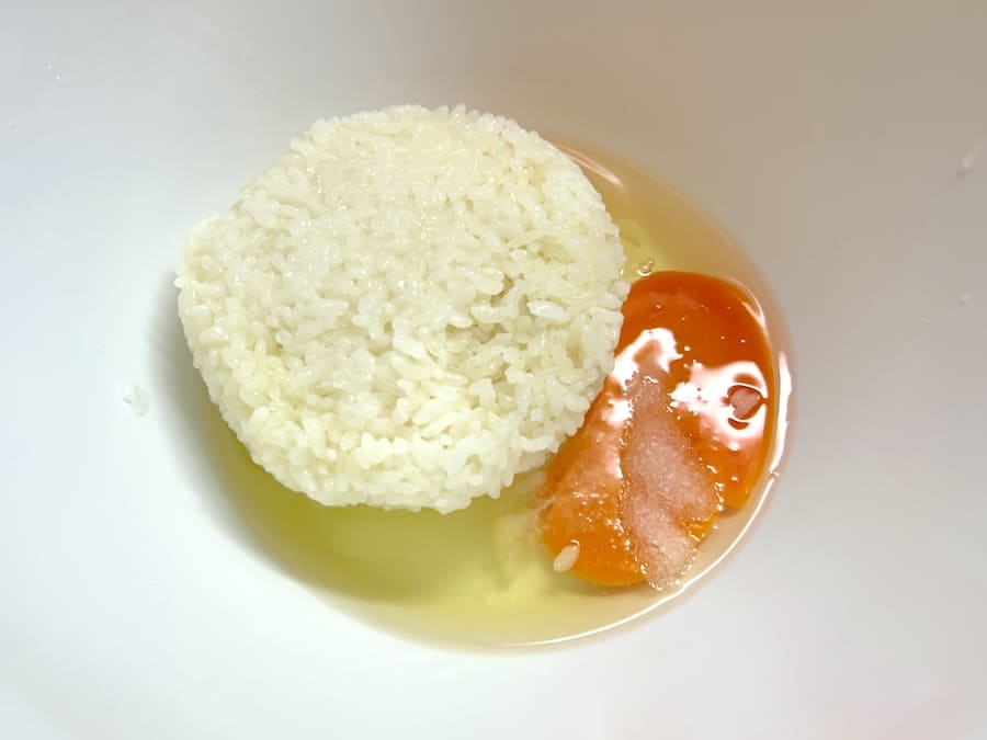 卵を溶かずにご飯をいれる