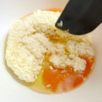ご飯と卵を一緒に混ぜる
