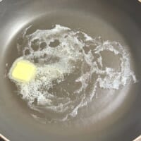 フライパンにバターを溶かす
