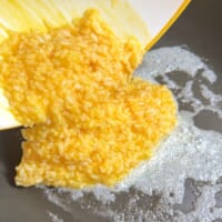 卵かけご飯をフライパンへ