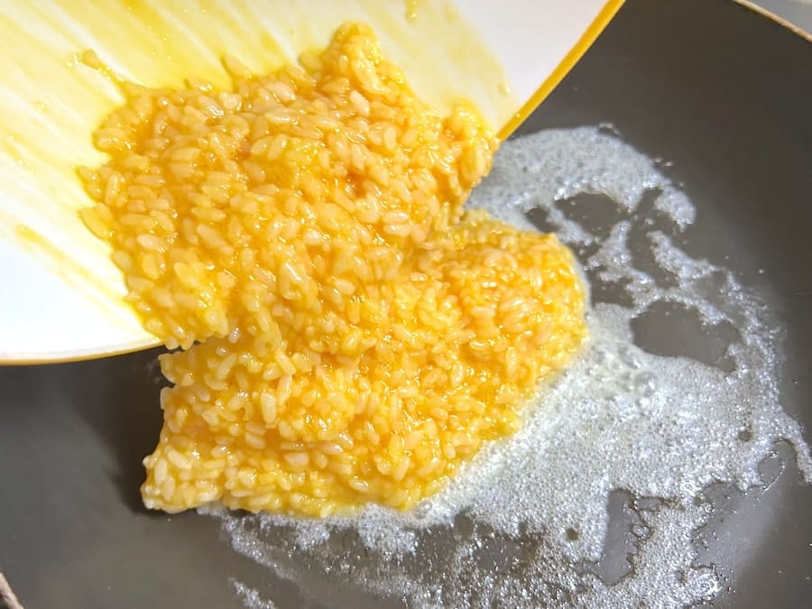 卵かけご飯をフライパンへ