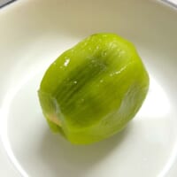 包丁でむいたキウイ