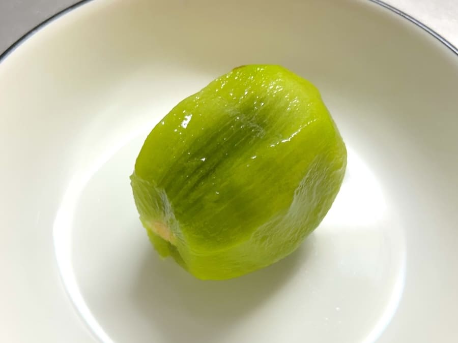包丁でむいたキウイ