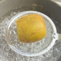 熱湯へキウイを投入