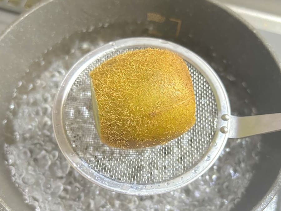 熱湯へキウイを投入