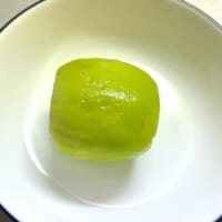 湯むきしたキウイ