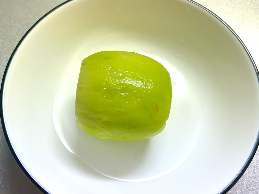 湯むきしたキウイ