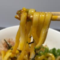 太めのうどんにタレと油がよく絡み、にんにくが効いたパンチのある味わい