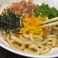 卵黄を箸で崩す